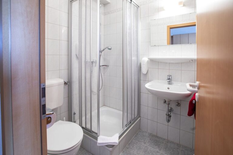 Zimmer-mit-Dusche_2F7A8104